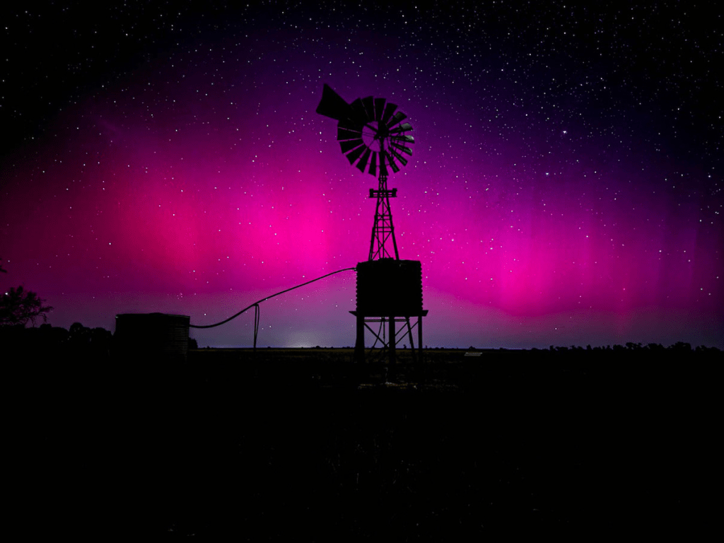 "Echos Beneath Aurora Aurora Australis", Sharon Woods, Photo Editors Pick, Smartphone Astrophotography, David Malin Awards 2026