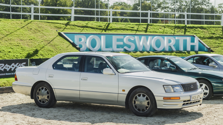 A white Lexus LS400
