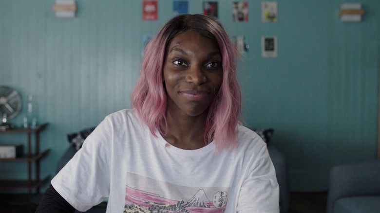 Arabella smiling awkwardly on I May Destroy You S1E1
