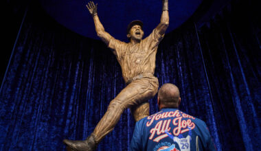 Blue Jays immortalize 'glue guy' Joe Carter's iconic home run with statue