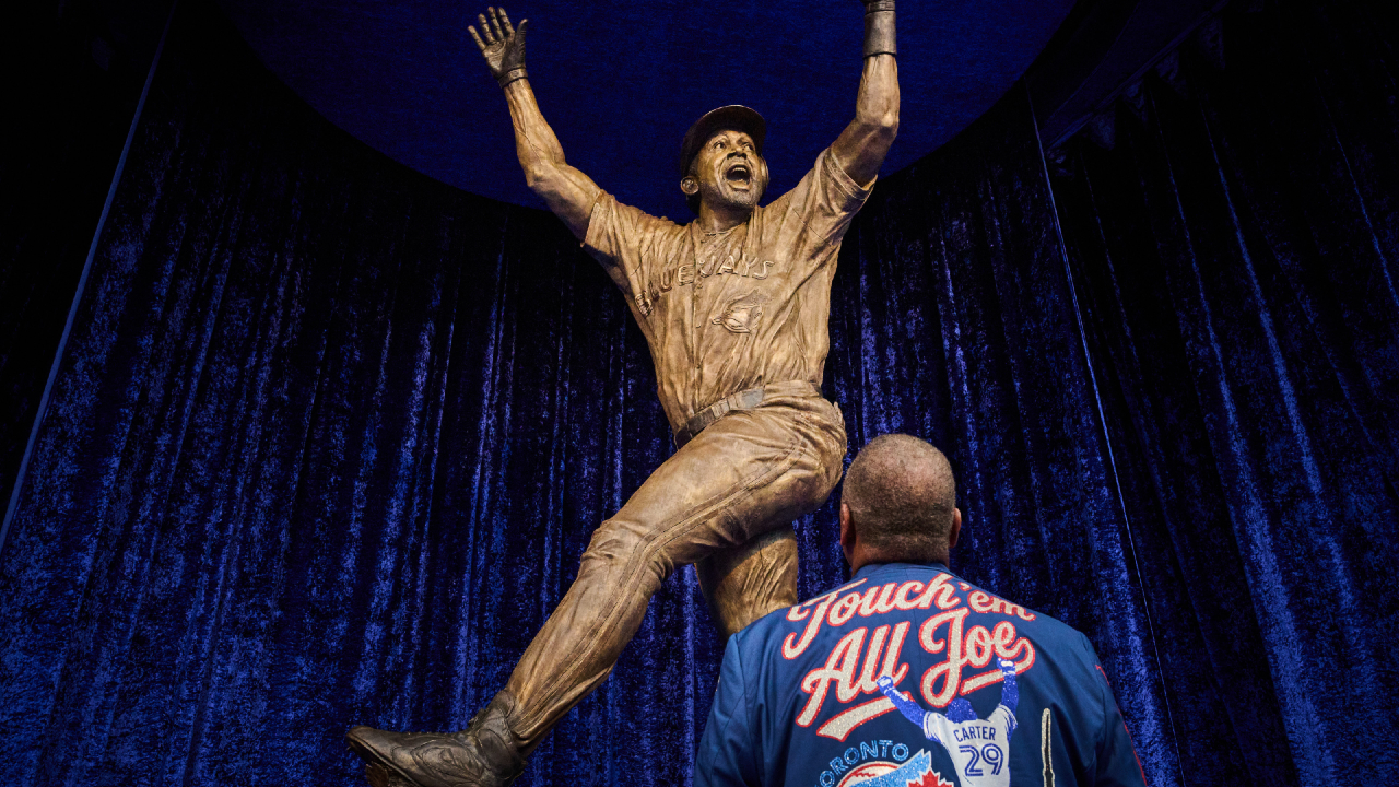 Blue Jays immortalize 'glue guy' Joe Carter's iconic home run with statue