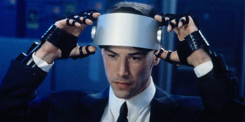 Keanu Reeves wearing a silver head band of metal in 'Johnny Mnemonic'.