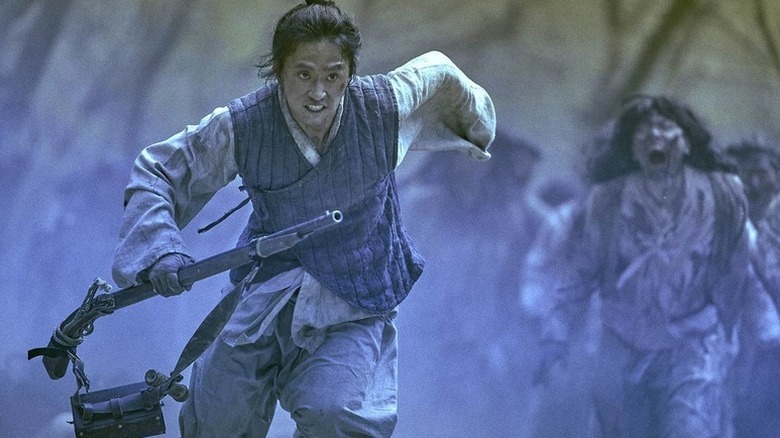 Yeong-shin (Kim Sung-kyu) running from zombies on 