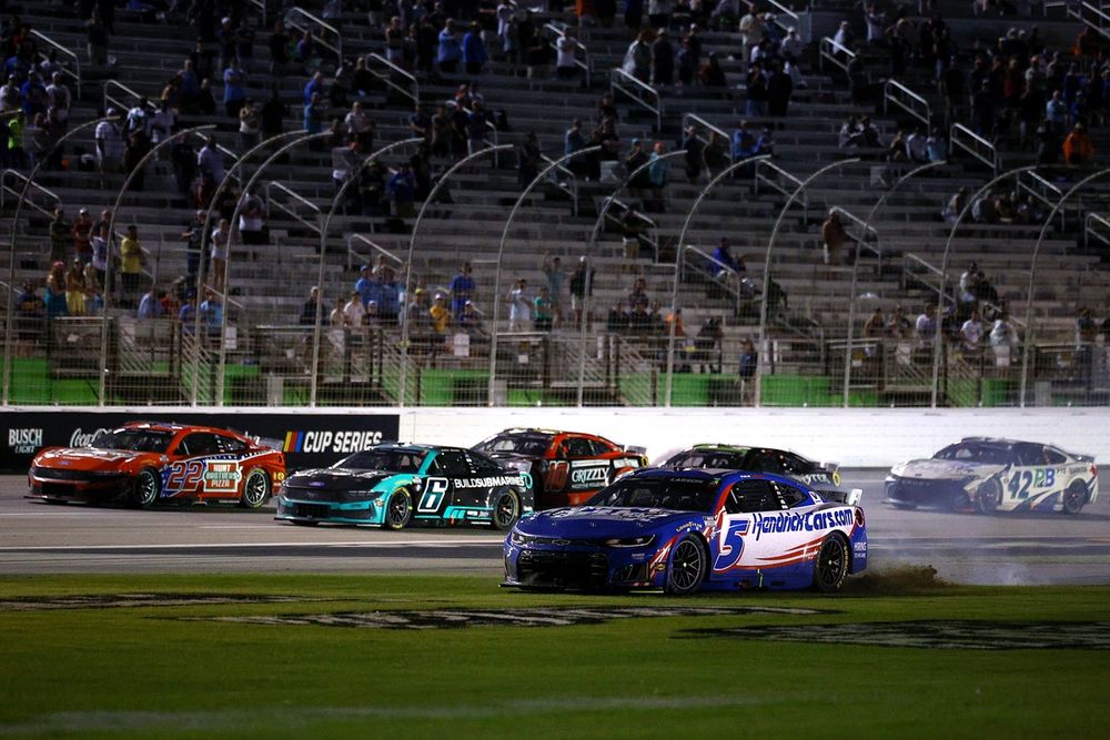Kyle Larson spins, No. 5 Hendrick Motorsports Chevrolet