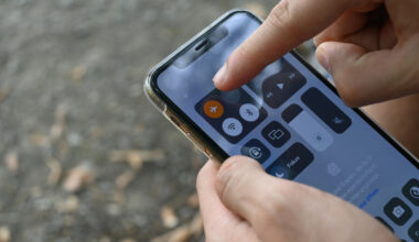 Yes, Airplane Mode Makes Your Phone Charge Faster — But It's Not Worth It