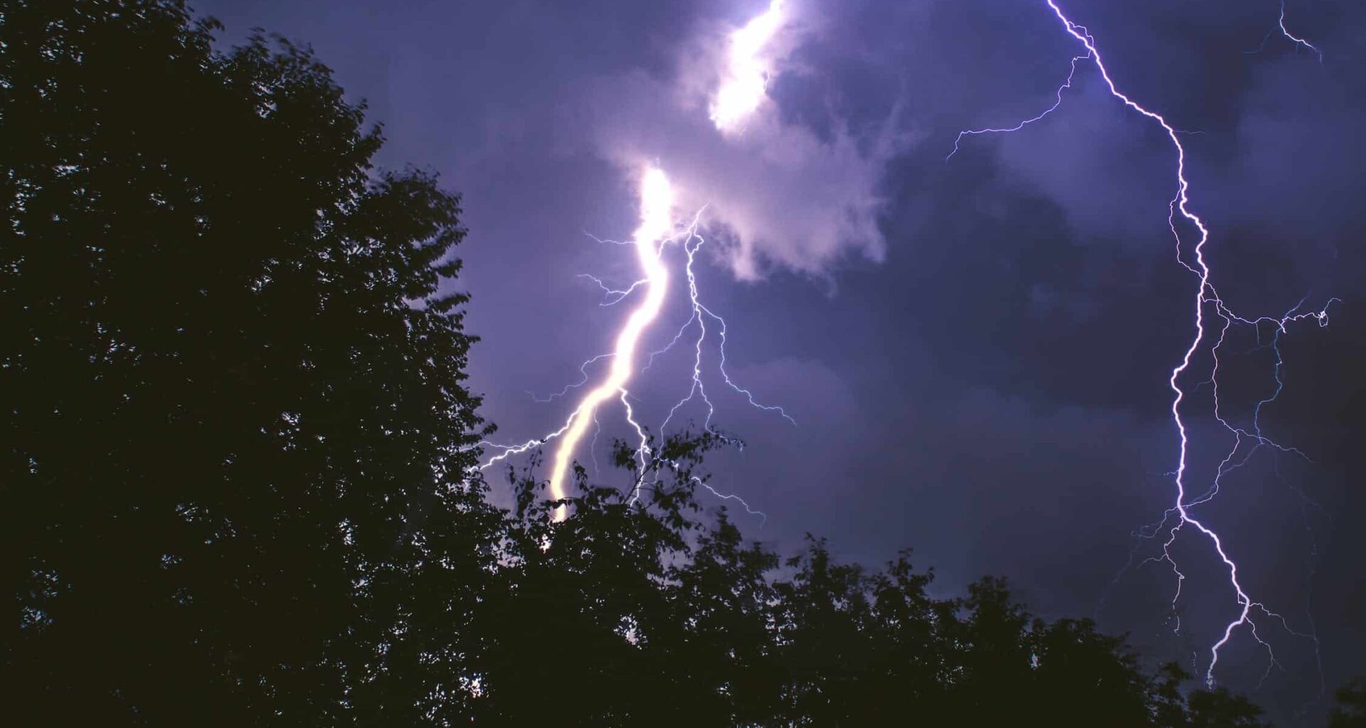Tornado risk as dangerous thunderstorm targets southern Ontario