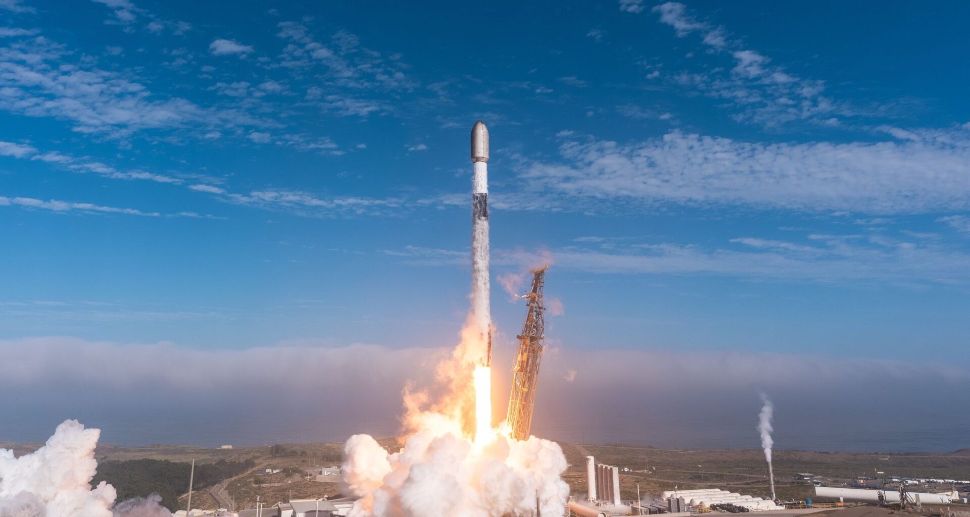 SpaceX launches 24 Starlink satellites to orbit in wake of Starship test flight (video)