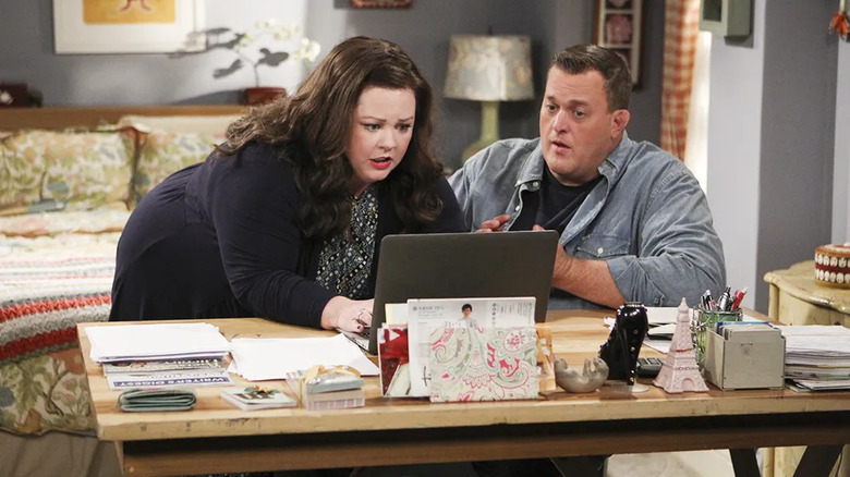 Molly Flynn (Melissa McCarthy) and Mike Biggs (Billy Gardell) check a laptop in Mike & Molly