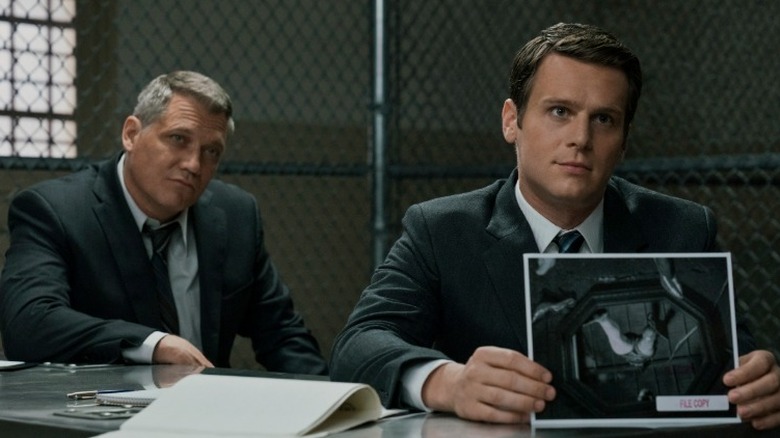 FBI agents Holden Ford and Bill Tench in a prison interrogation in Mindhunter Season 1