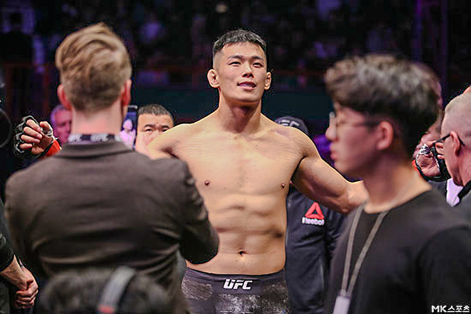 Jung Da-woon is delighted after winning a light heavyweight victory in the third match of the UFC Fight Night 165 main card at Sajik Gymnasium in Busan in December 2019. Photo = MK Sports DB