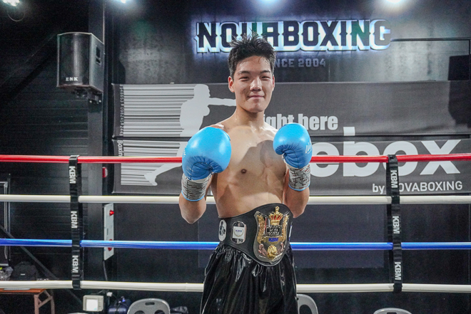 Kim Hyo-joon is taking a photo to commemorate the championship after winning the Korean Boxing Commission lightweight title match hosted by Nova Boxing in June 2026. Photo = KBM