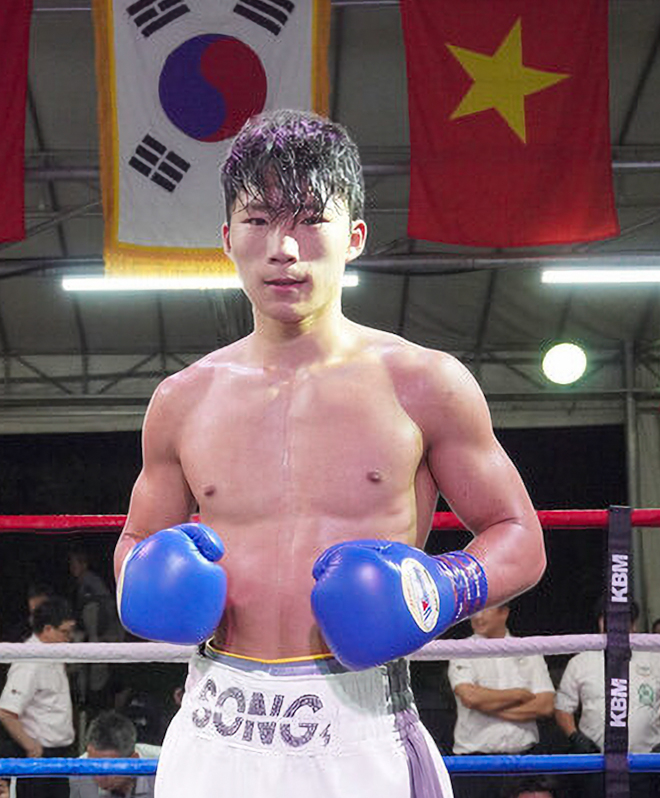 Kim Hyo-joon is taking a photo to commemorate the championship after winning the Korean Boxing Commission lightweight title match hosted by Nova Boxing in June 2026. Photo = KBM