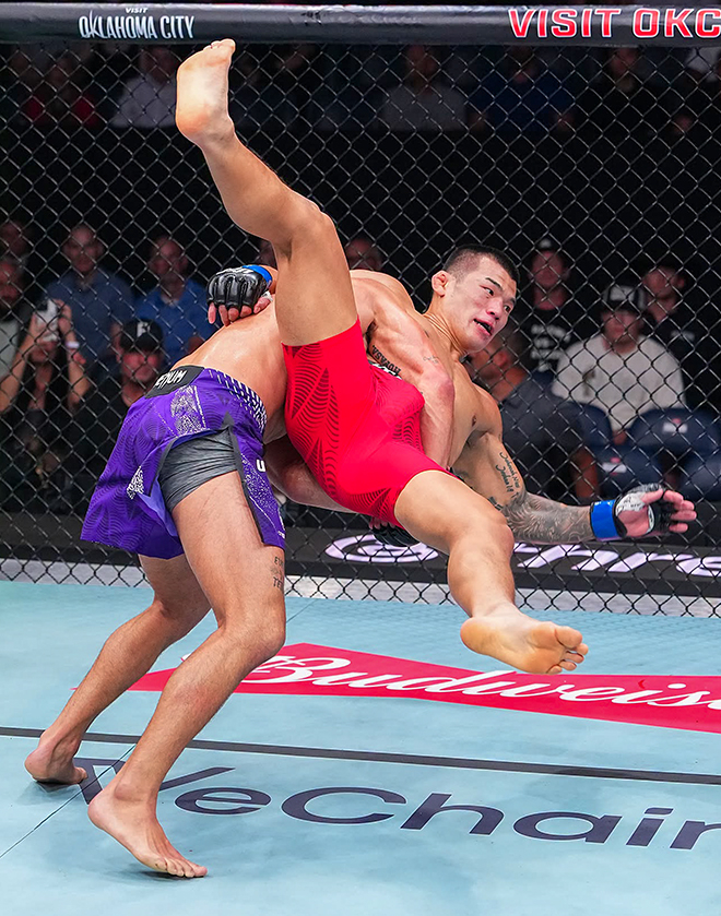 Ko Seok-hyun, an 82kg gold medalist in the Combat category at the 42nd International Sambo Federation World Championships, falls to Jean-Paul LeBosnoyani in the UFC Fight Night 281 welterweight 5 minutes×3 rounds away match at the Paycom Center in Oklahoma City, U.S., in July 2026. Photo = TKO