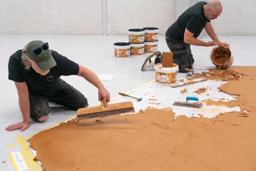 peanut butter used in the installation was donated by Calvé