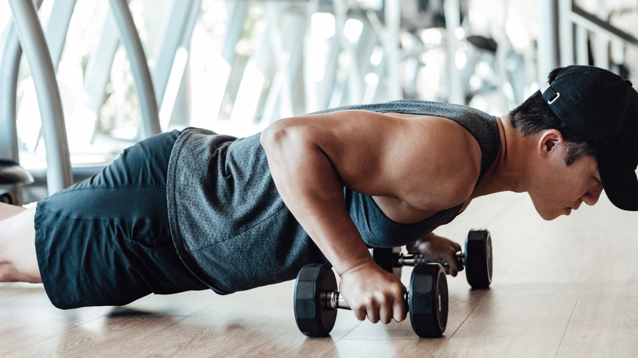a photo of a man doing dumbbell push up workout