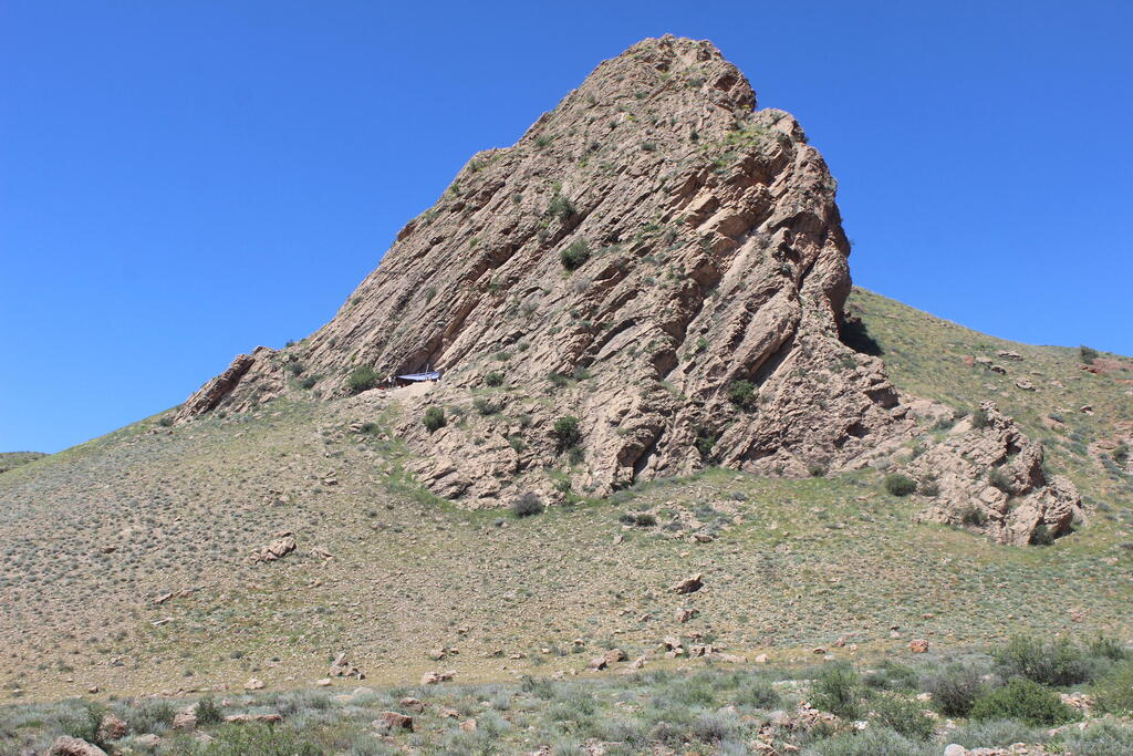 Excavations at the site have uncovered evidence of long-distance mobility and shared technological traditions, helping researchers trace the social networks that connected prehistoric hunter-gatherer communities across the southern Caucasus (Photo: Dr. Ariel Malinsky-Buller) מערת אררט-1 בארמניה, אתר שנמצאו בו עדויות לניידות למרחקים ארוכים ומסורות טכנולוגיות משותפות, מה שסייע להתחקות אחר הרשתות החברתיות שחיברו בין קהילות ציידים-לקטים פרהיסטוריות ברחבי דרום הקווקז