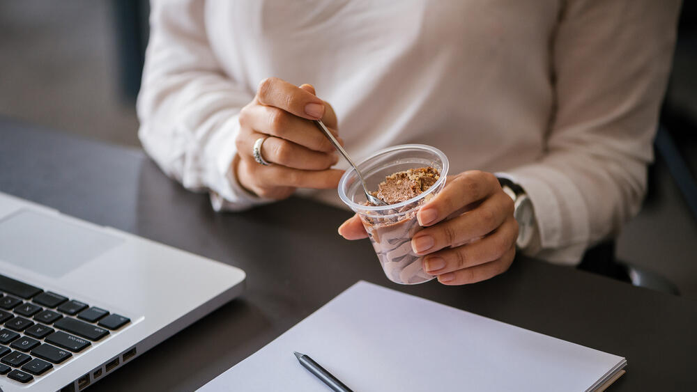 Sedentary living, one of the defining problems of 21st-century life (Photo: Shutterstock) יושבנות אורח חיים יושבני תזונה מזון מעובד סוכר משרד