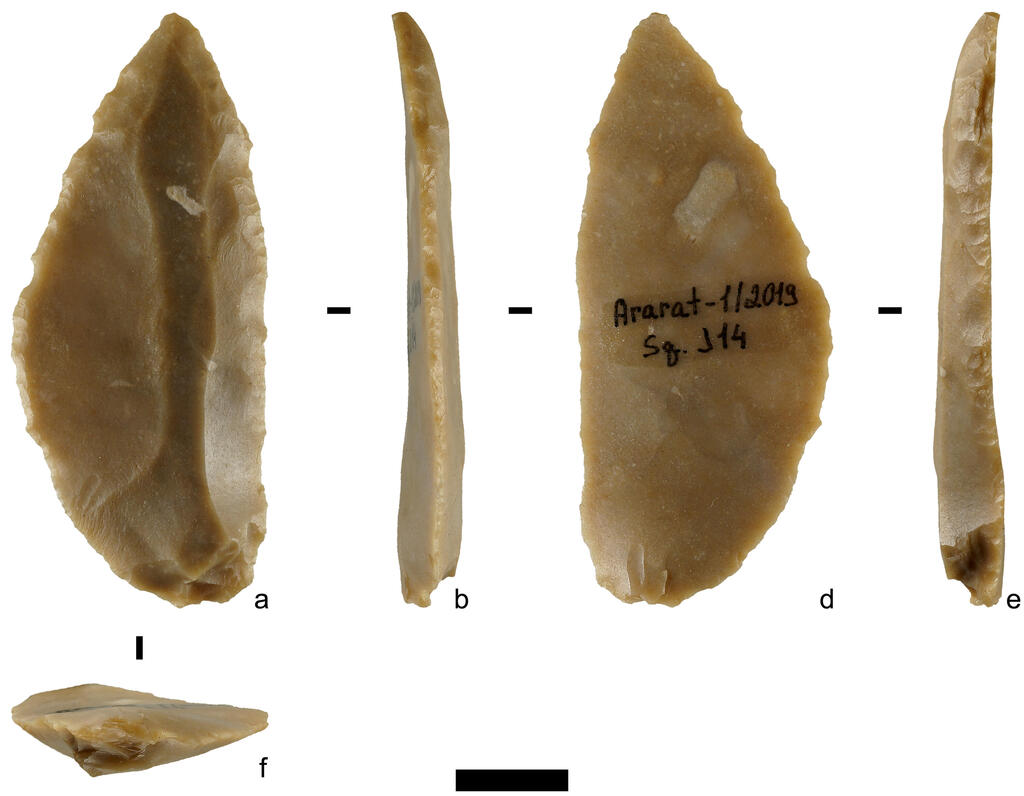 The carefully shaped working edge reflects sophisticated stone-tool production techniques used by prehistoric hunter-gatherers in the southern Caucasus. Artifacts such as this help researchers trace technological traditions and connections between communities across the region (Photo: Boris Gasparyan) כלי אבן מצור ששמש את הציידים-הלקטים הפרהיסטוריים