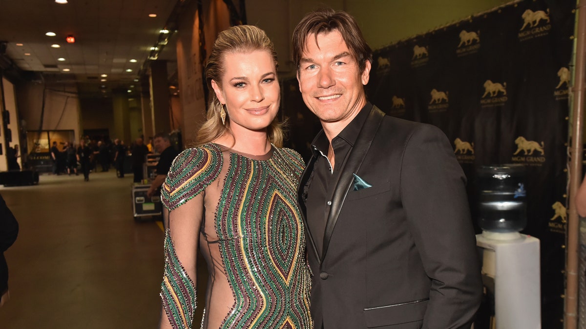 Rebecca Romijn and Jerry O'Connell pose together on the red carpet at the MGM Grand Garden Arena.