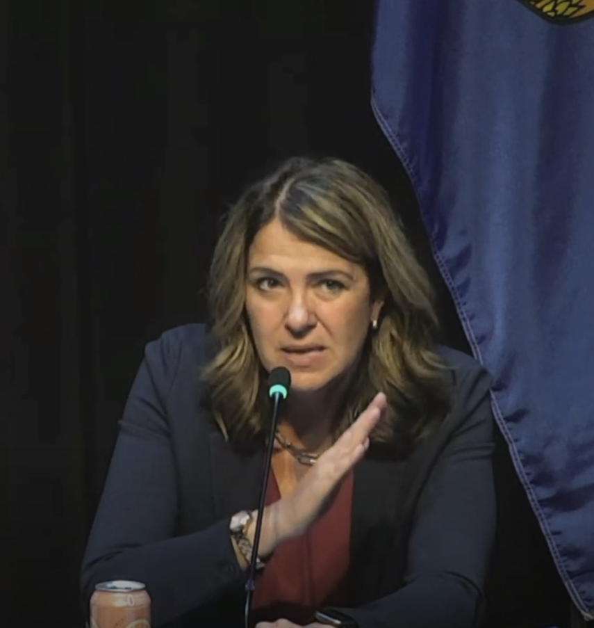 Danielle Smith address audience in Fort McMurray
