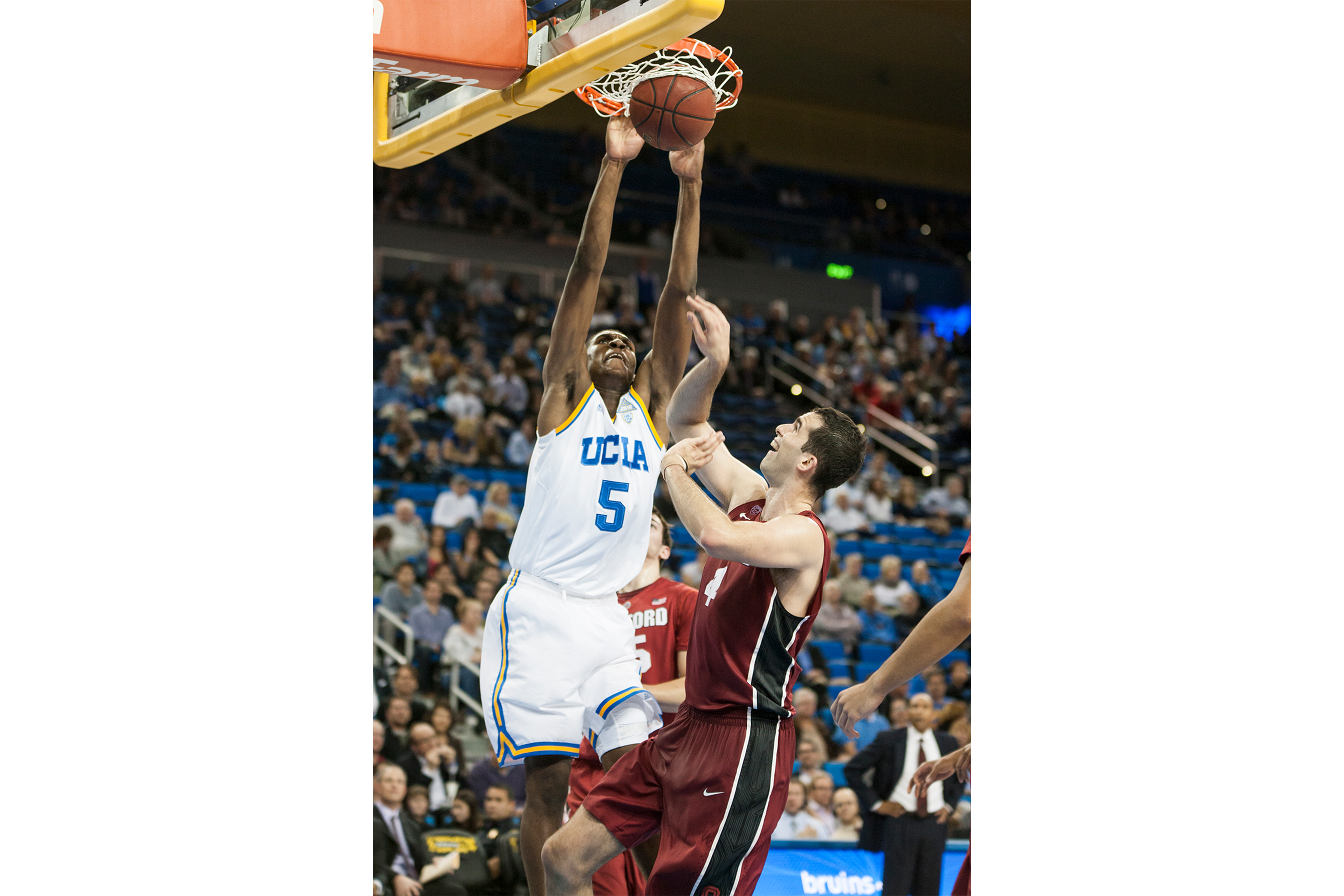 Former UCLA forward Kevon Looney dunks the ball with two hands. Looney signed with the Los Angeles Lakers after one year with the New Orleans Pelicans. (Daily Bruin file photo)