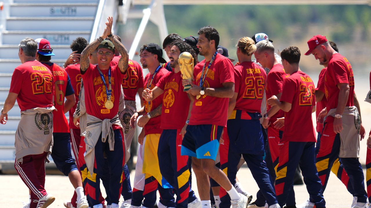 Spain's World Cup champions return home to royal welcome, parade