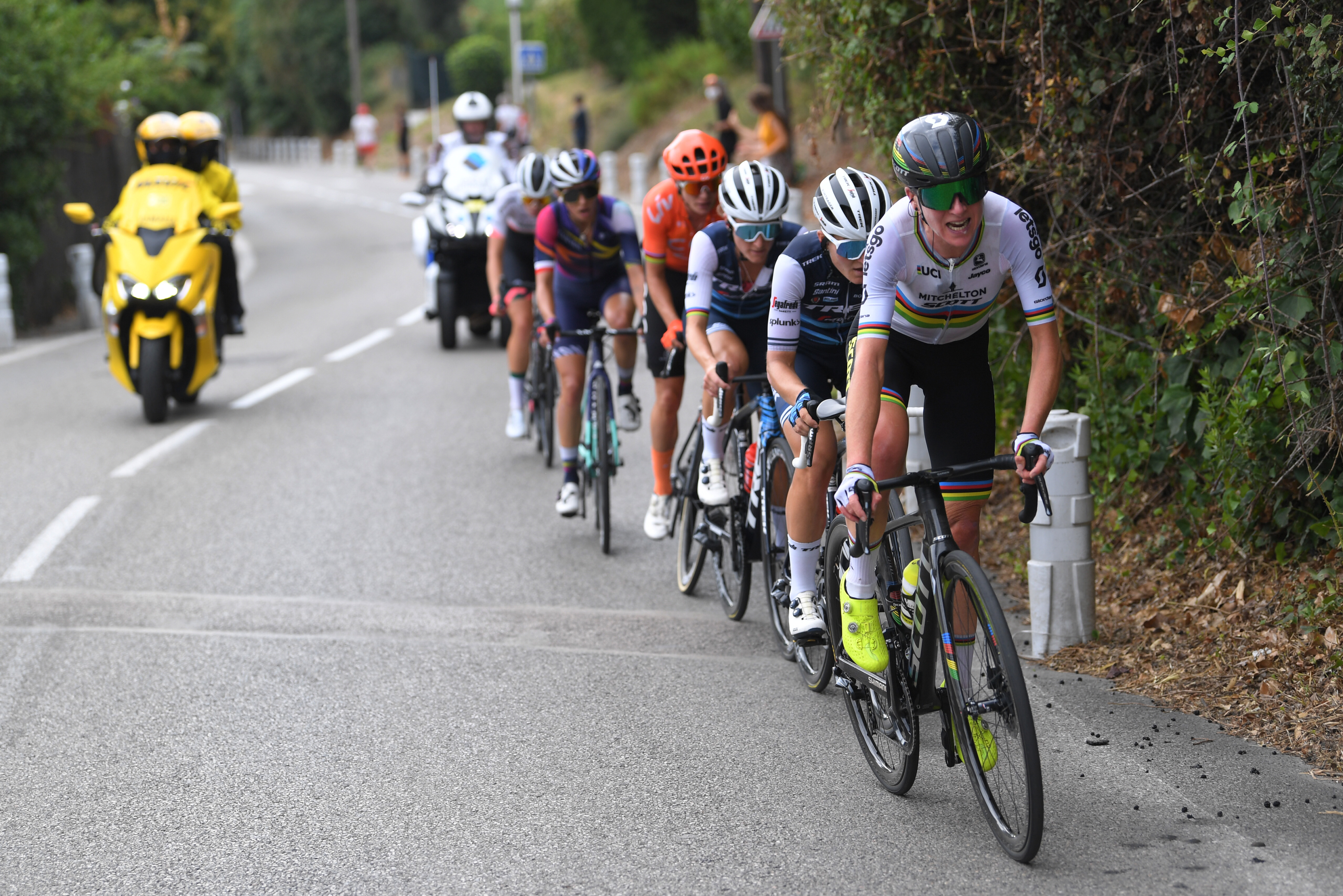 The peloton tackles the climbs around Nice during the 7th La Course 2020. Photo by Tim de Waele/Getty Images