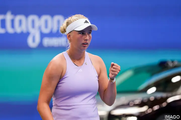Clara Tauson concentrated on court