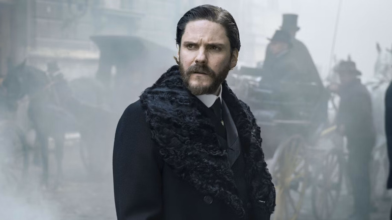 Daniel Brühl as Laszlo Kreizler looking concerned in The Alienist.