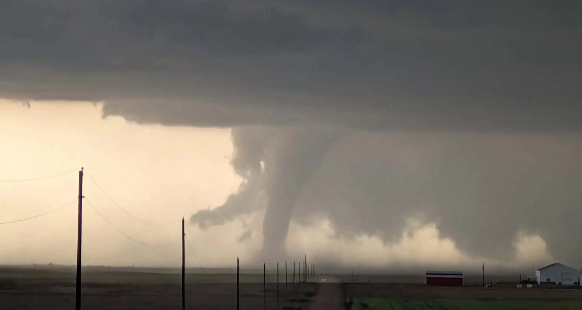 Tornado warning in effect in Ontario