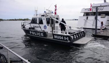2 people sent to hospital after boat crashes into Lake Ontario shoreline