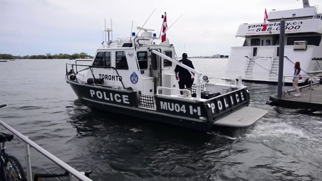 2 people sent to hospital after boat crashes into Lake Ontario shoreline