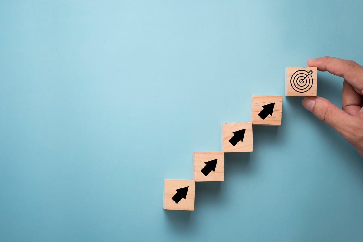 Blocks with arrow pointing up towards a target.