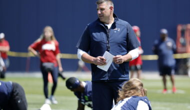 Mike Vrabel avoids the question of grass vs. turf