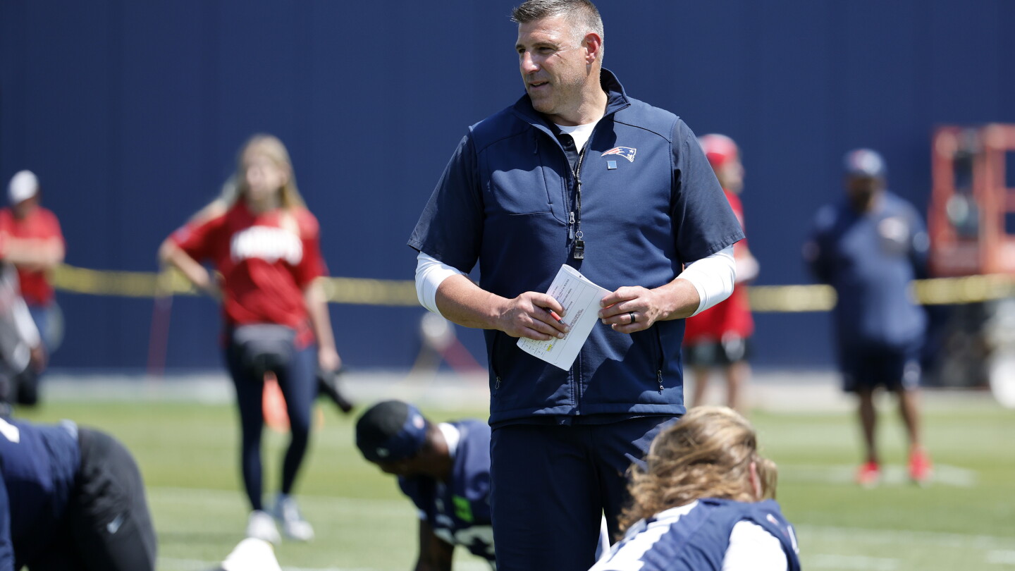 Mike Vrabel avoids the question of grass vs. turf