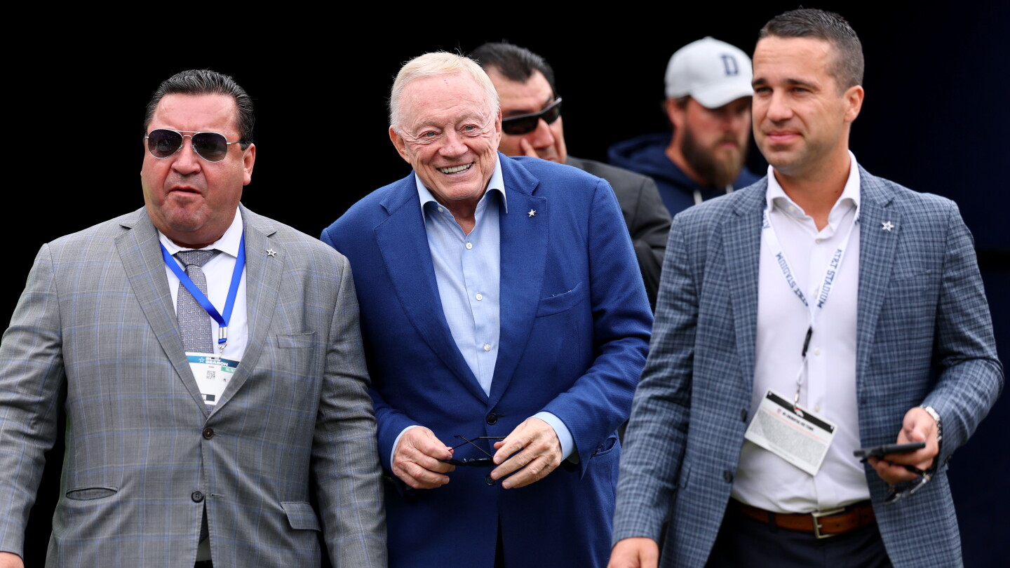 Jerry Jones draws boos during World Cup semifinal at AT&T Stadium