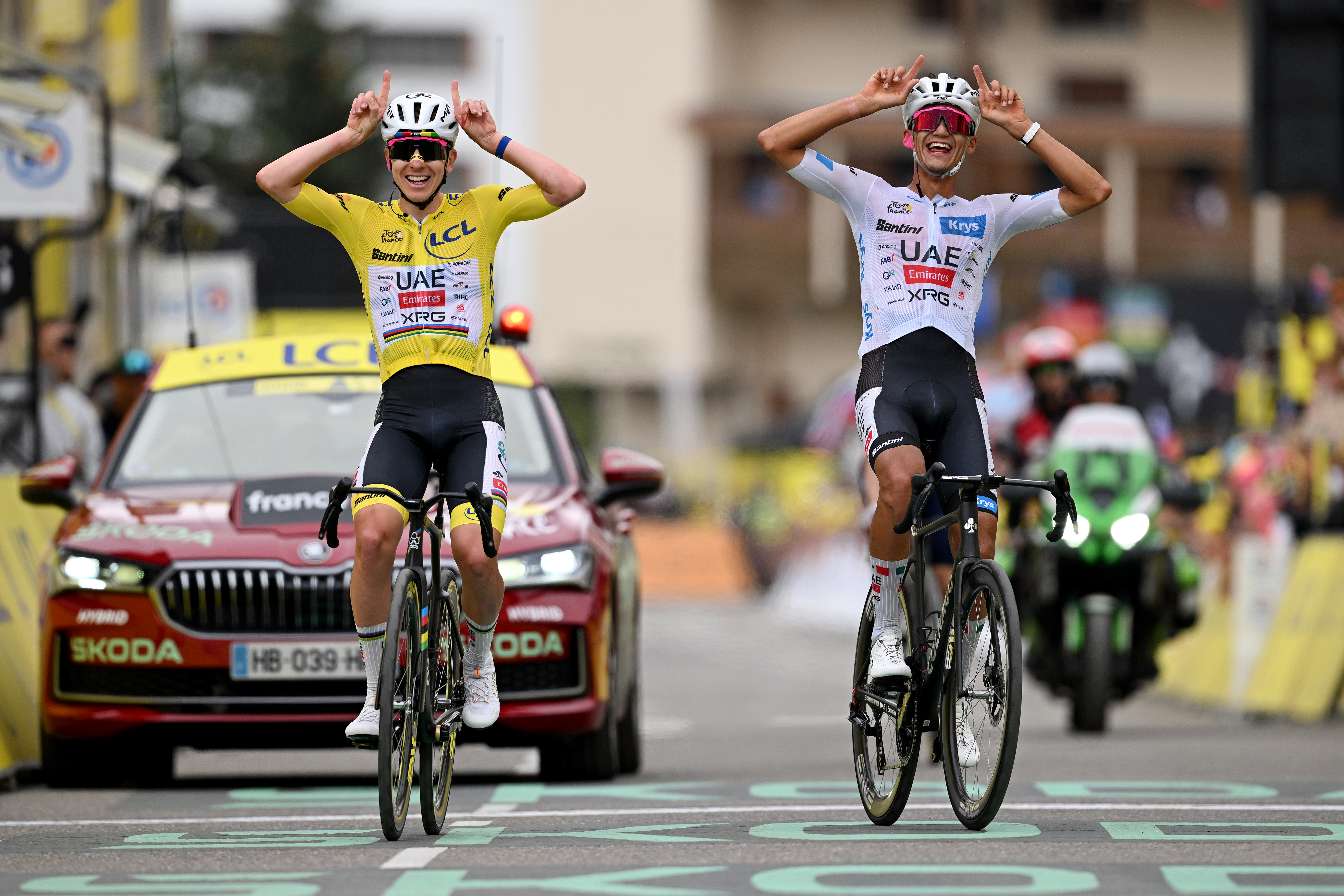 Del Toro's trademark bull's horns gesture duplicated on Alpe d'Huez finish by teammate Pogačar as they finish complete top 5 for stage 20