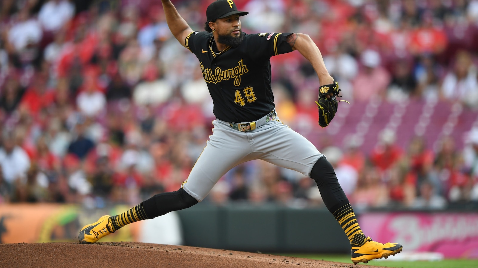 Elly De La Cruz scores in the ninth as the Reds beat the Pirates 3-2
