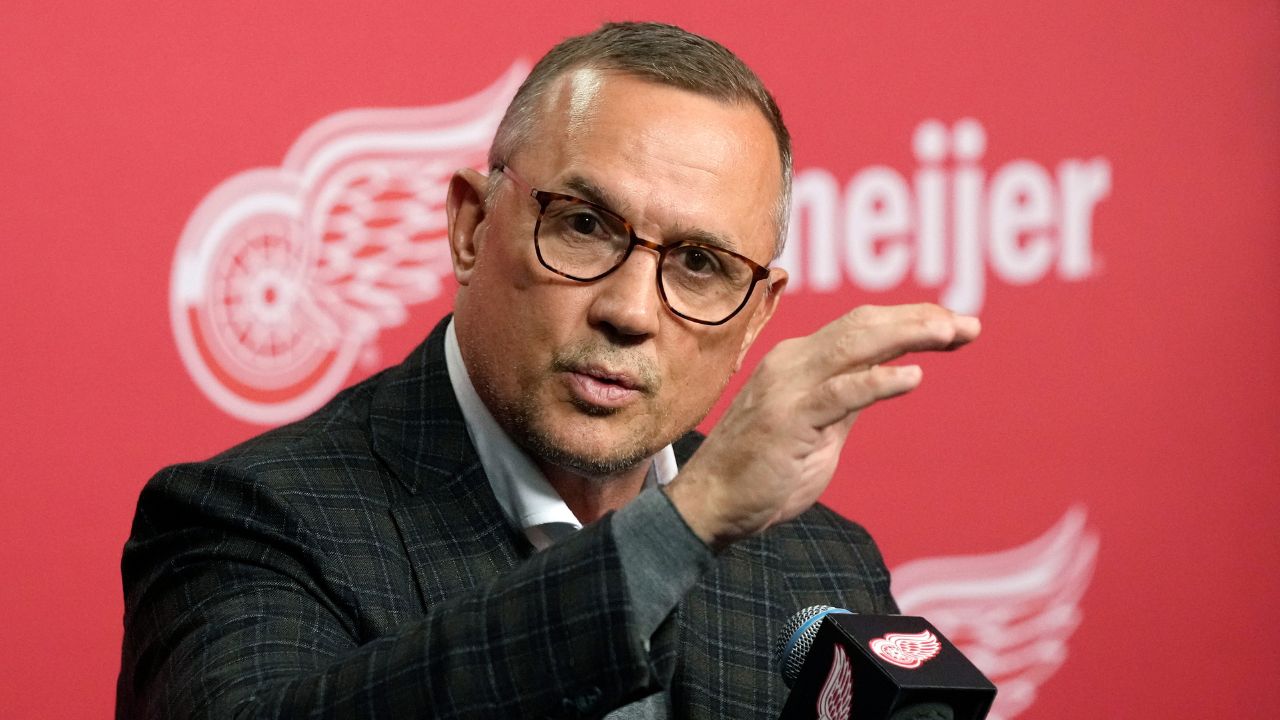 Steve Yzerman abruptly steps down as GM of Detroit Red Wings