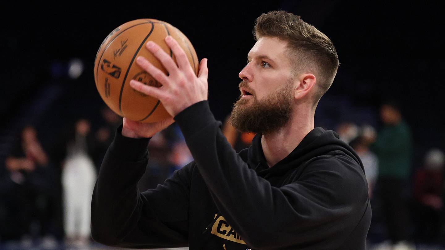 Cleveland Cavaliers forward Dean Wade (32) warms up before the game against the New York Knicks at Madison Square Garden.