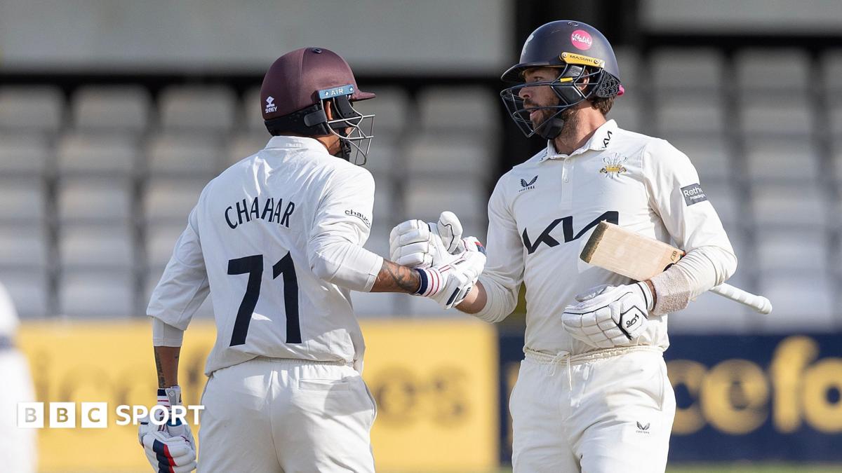Ben Foakes shakes hands with Rahul Chahar
