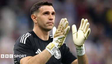 Emi Martinez claps