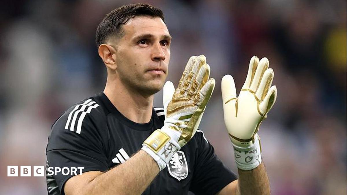 Emi Martinez claps