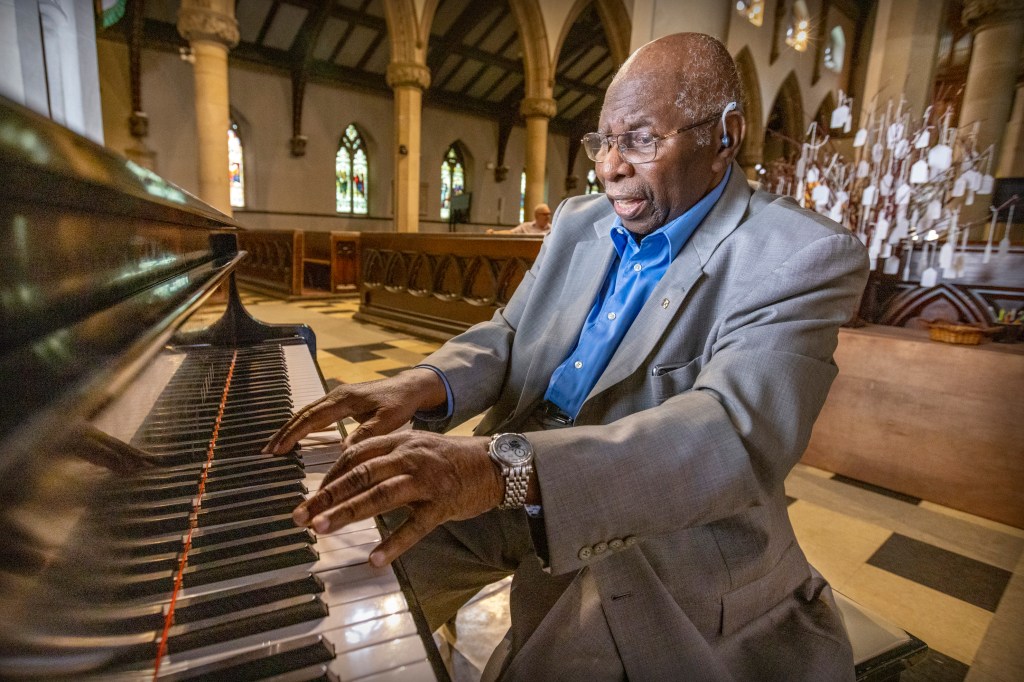 Montrealers invited to pay tribute to jazz great Oliver Jones at public viewing