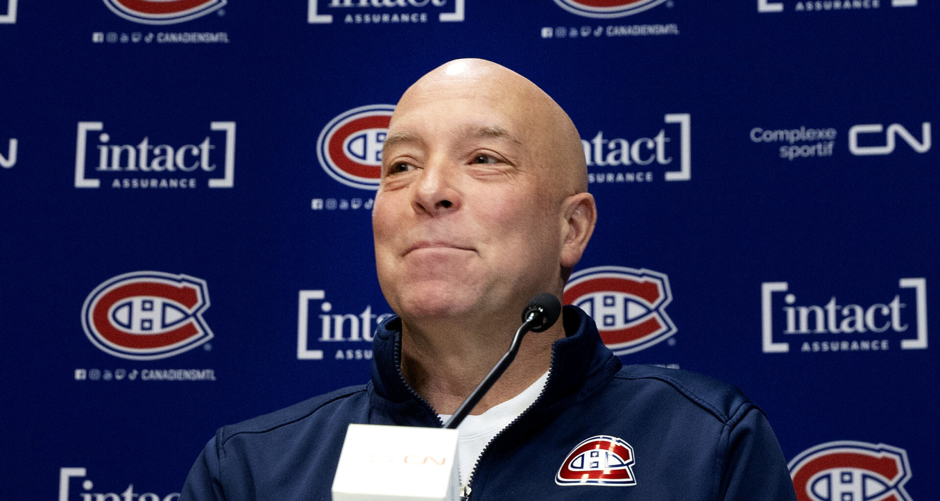 Canadiens GM Kent Hughes behind a microphone at a press conference.