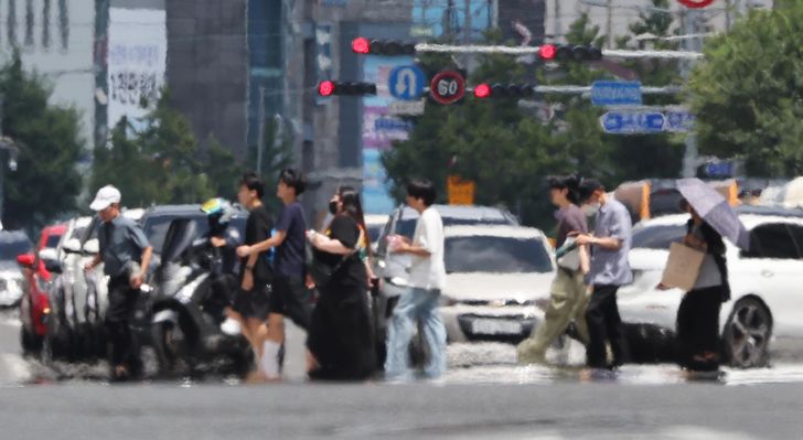 Heat shimmer rises from a road surface in Nam District, Ulsan, July 23, as intense ground heat distorts the air. Yonhap