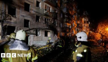 Russian strikes on Kyiv kill at least four, Ukraine officials say - bbc.com
