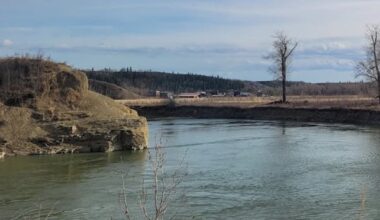 Man drowns after jumping off cliff southeast of Calgary