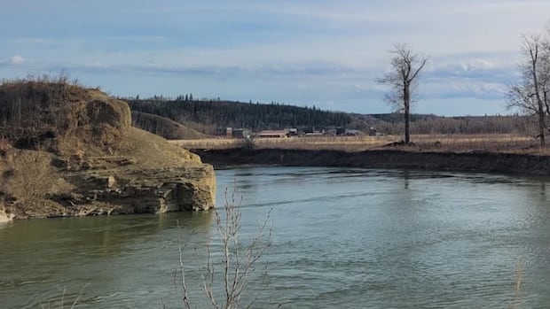 Man drowns after jumping off cliff southeast of Calgary