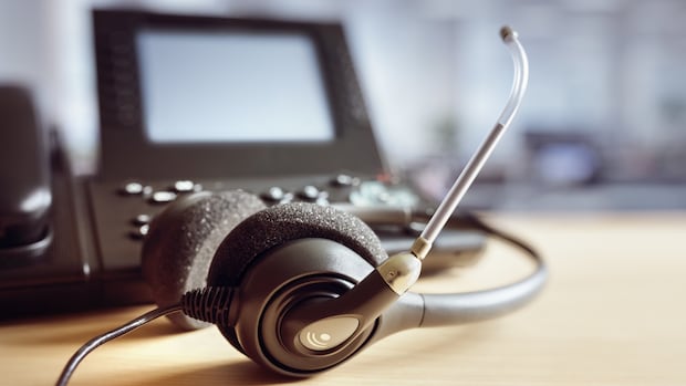 Wait times for Quebec's 811 health line are exploding. What's the holdup?